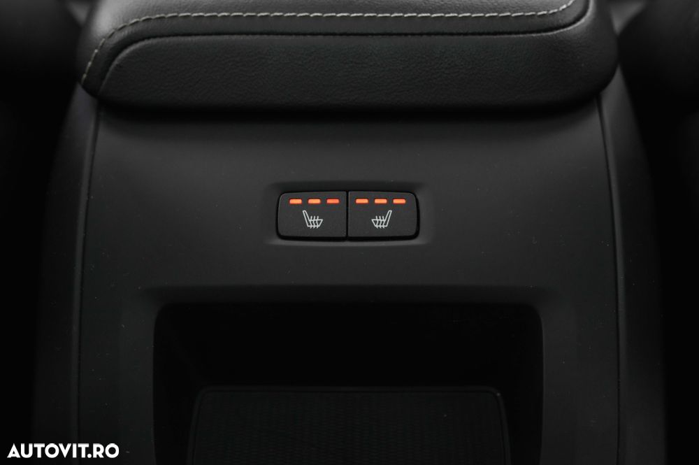 Volvo XC 60 B4 MHEV AT8 AWD R-Design - 38