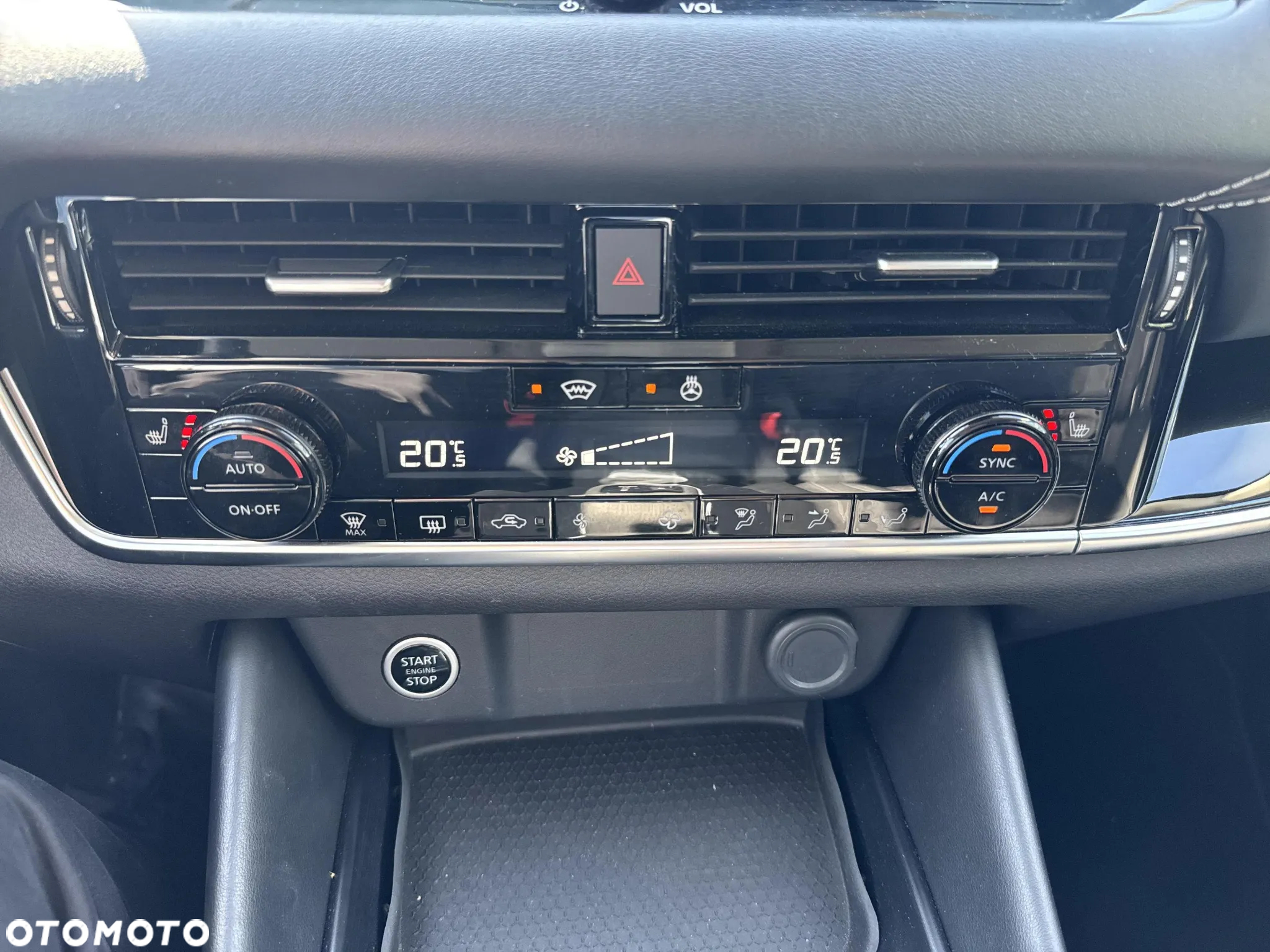 Nissan Qashqai 1.3 DIG-T N-Connecta DCT - 24