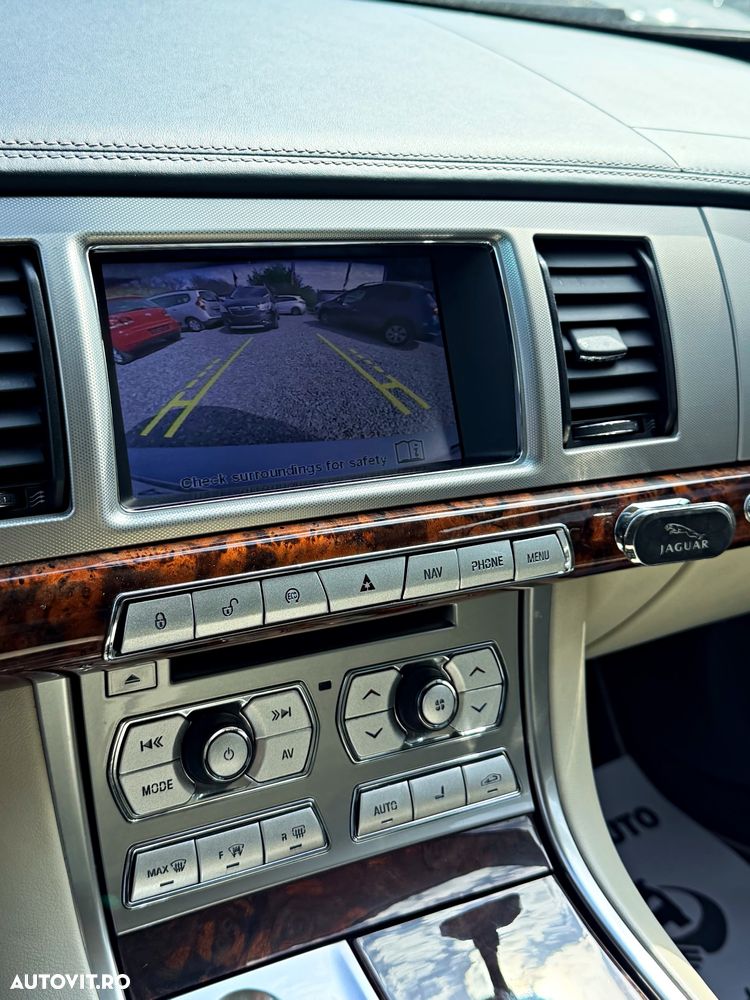 Jaguar XF 2.2D Premium Luxury - 26