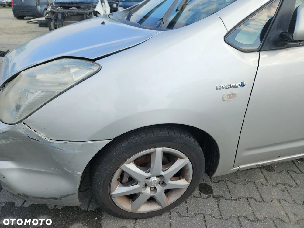 Błotnik lewy  Toyota Prius II 2005r lak. 1C0 - 1