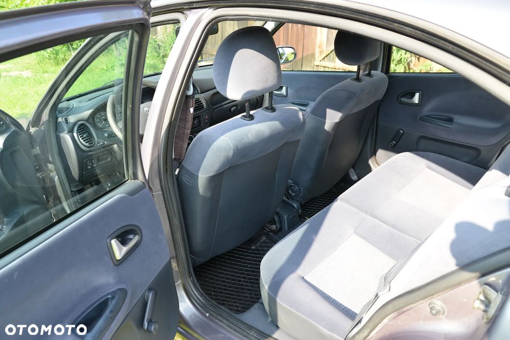 Renault Megane 1.9 dTi Authentique - 11