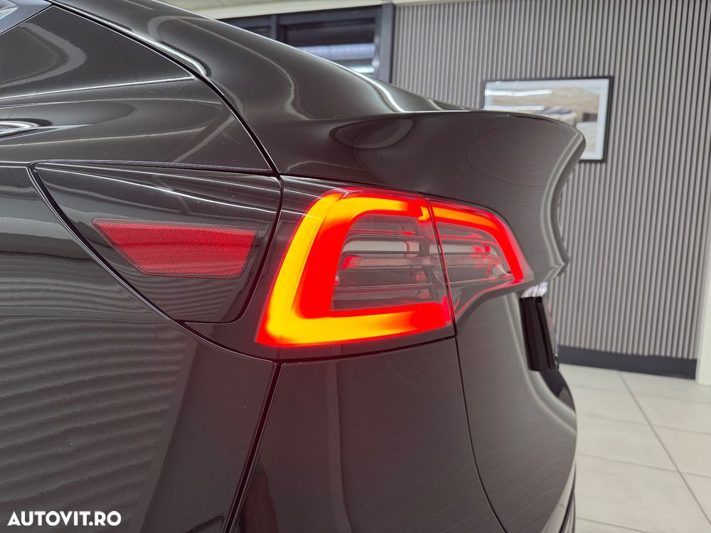 Tesla Model Y Long Range Dual Motor AWD - 11