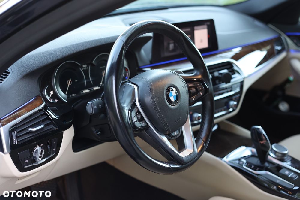 BMW Seria 5 530i xDrive Luxury Line sport - 9