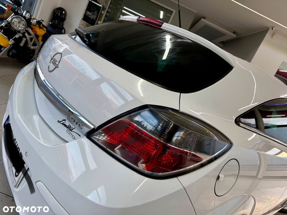 Opel Astra 1.6 Black&White - 17