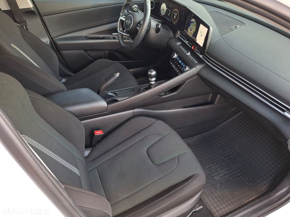 Hyundai Elantra - 11