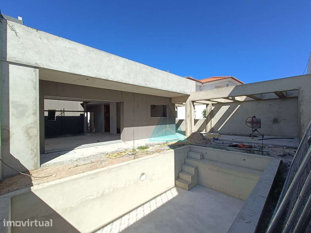 Moradia térrea T4 contemporânea, com piscina em Fernão Ferro - Grande imagem: 4/35