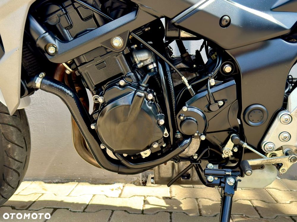 Suzuki GSR - 11