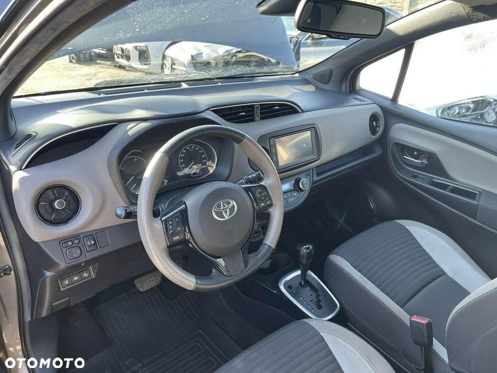 Toyota Yaris Hybrid 100 Selection Pure - 8