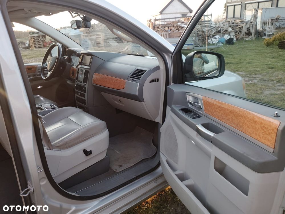 Chrysler Town & Country - 6