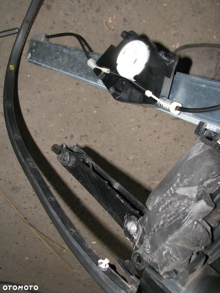 PODNOŚNIK MECHANIZM SZYBY LEWY PRZEDNI RAMKA SZYBA AUDI A4 B6 B7 KOMBI - 4