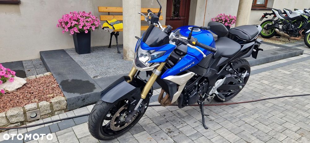 Suzuki GSR - 2