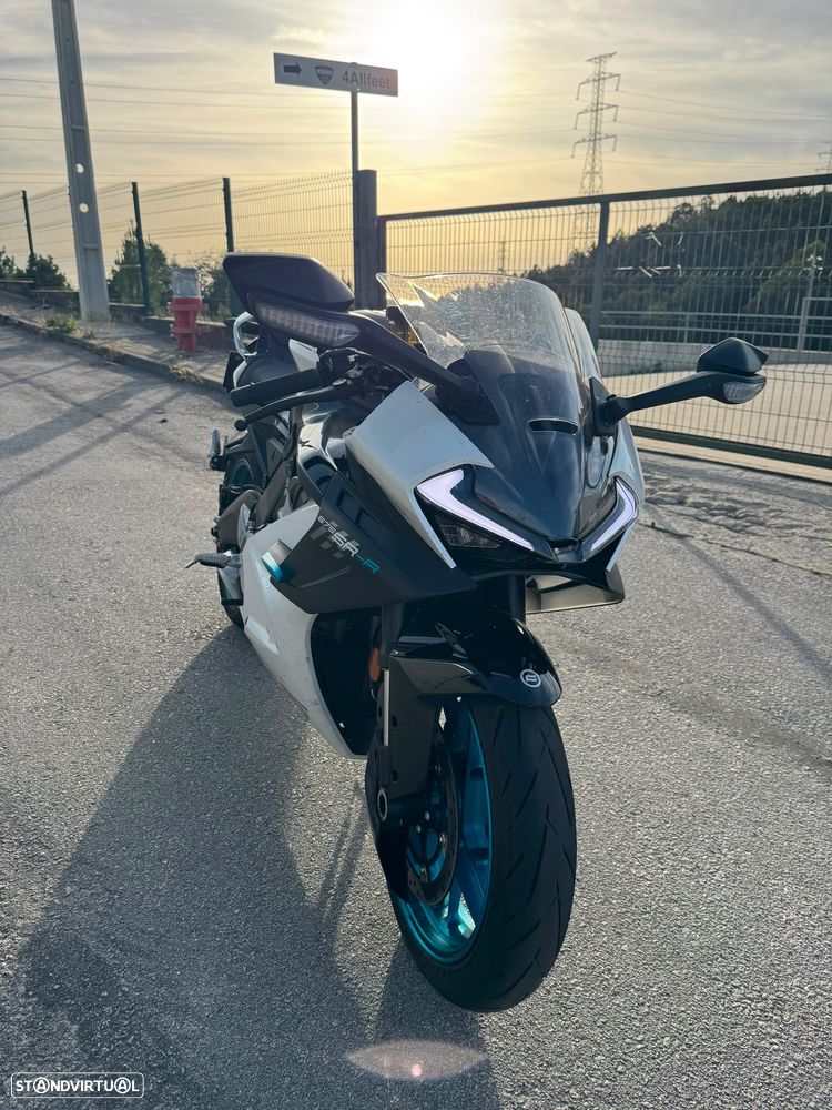 CF Moto 675SR-R - 2