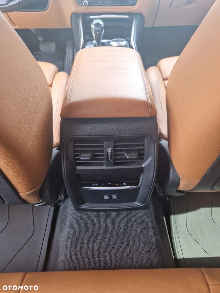 BMW Seria 3 330e xDrive - 23