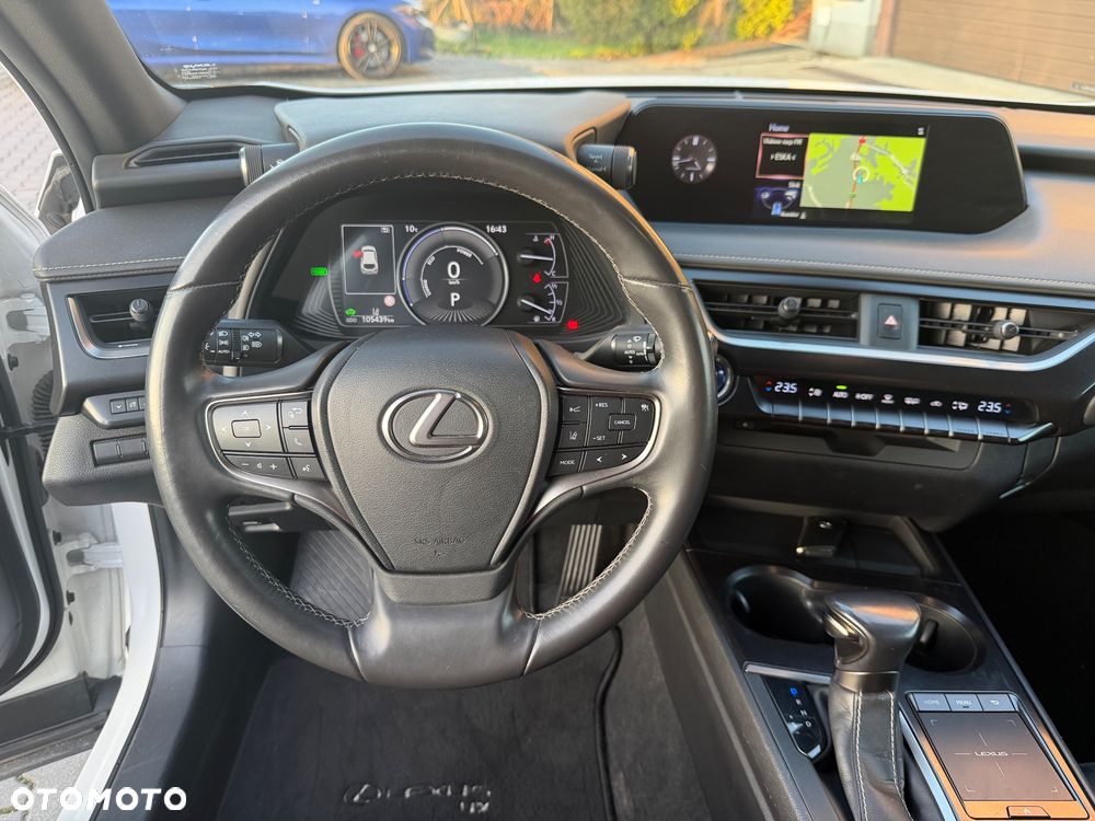 Lexus UX 250h - 18