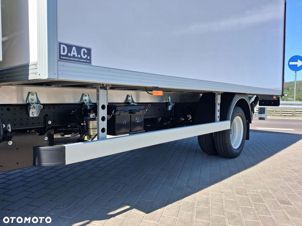 Isuzu M27H kontener z windą - 10