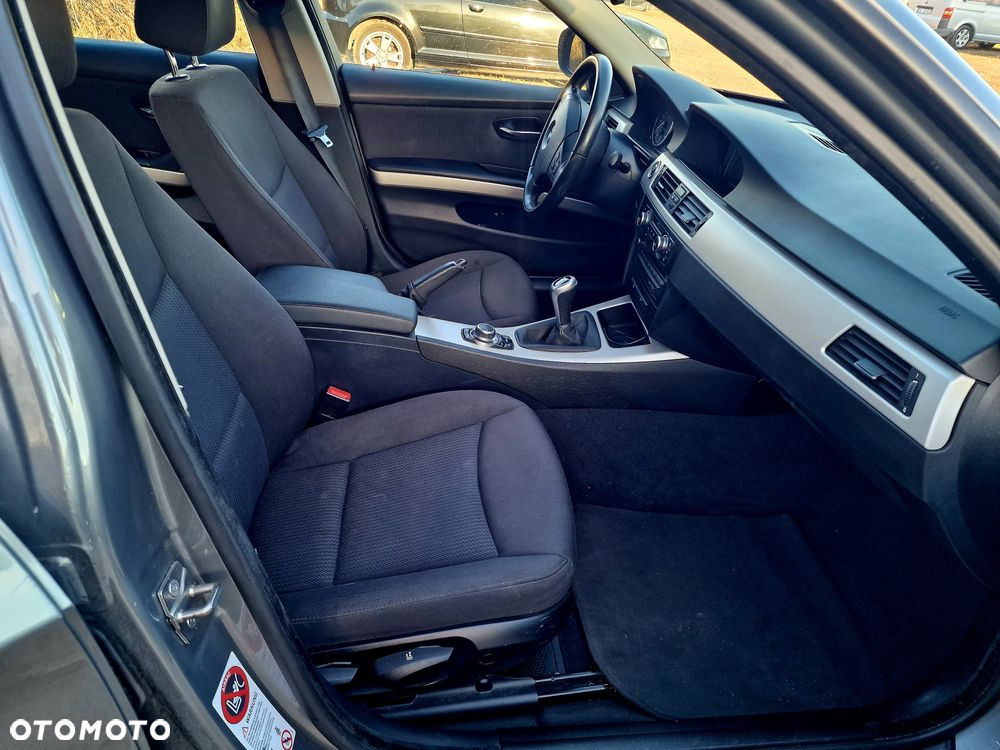 BMW Seria 3 320d DPF Touring - 10