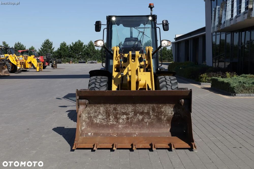 Caterpillar CAT 906M - 18