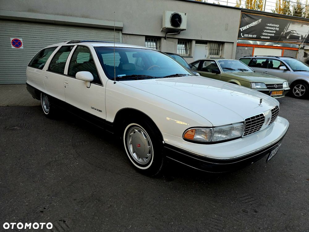 Oldsmobile Custom Cruiser - 1