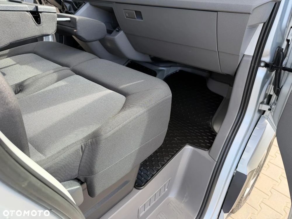 Volkswagen CRAFTER L2H2 Model 2021r WZMOCNIONY VAN 3 osobowy Silnik 2.0TDI 140KM bez BiTurbo! Euro6, Duża ładowność 1.2t, DMC:3.5t, Homologacja VAT-1 Zabudowa paki BOTT, Bogate wyposażenie! OPONY Jak nowe, Fabryczne ogrzewanie oraz wentylacja pojazdu ze zdalnym sterowaniem OEM Eberspacher Airtronic M2 3,5kW, Android Auto, Apple CarPlay, Parktroniki, Kamera, Nawigacja, Drzwi tył 270' Fotel pilot pneumatyczny z masażem! - 26