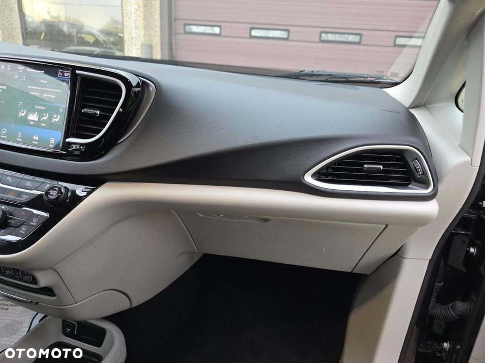 Chrysler Pacifica - 12