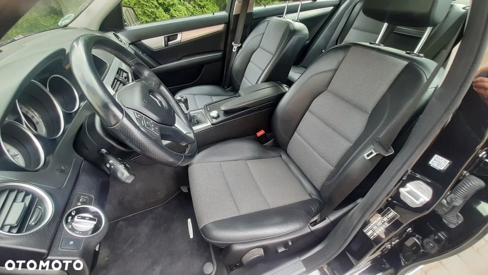 Mercedes-Benz Klasa C 180 CGI BlueEFFICIENCY Avantgarde - 28
