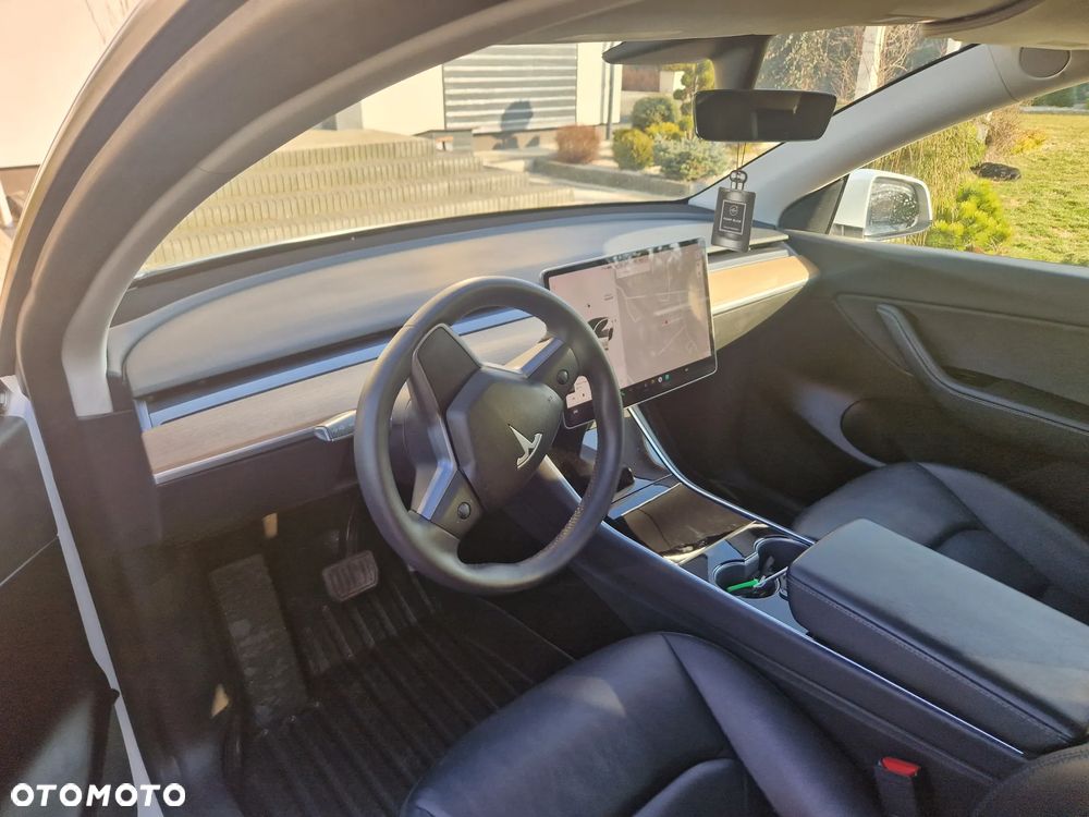 Tesla Y Long Range AWD - 13