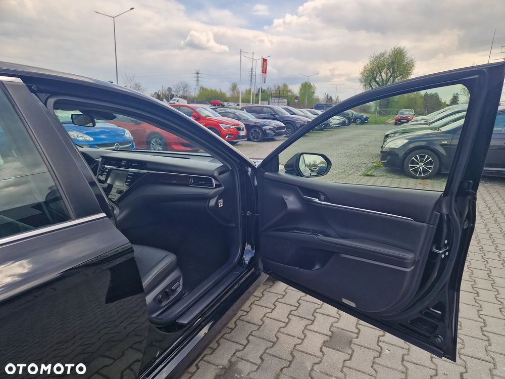 Toyota Camry Luxury - 30