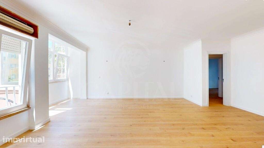 T2 Remodelado com Garagem, Elevador e Excelente Localização no Estoril - Grande imagem: 4/31