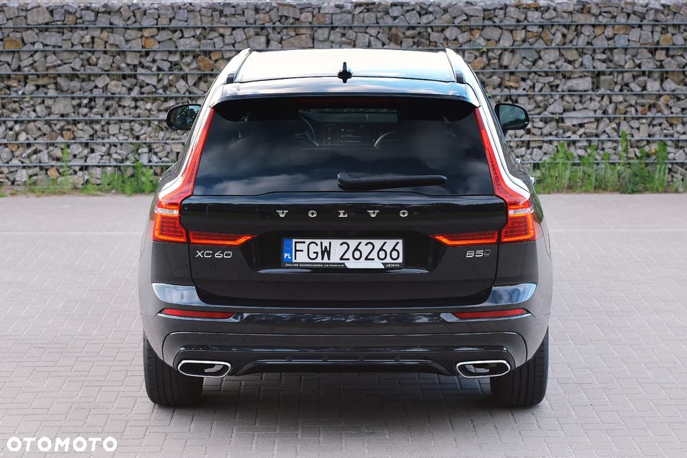 Volvo XC 60 B5 D AWD R-Design - 4