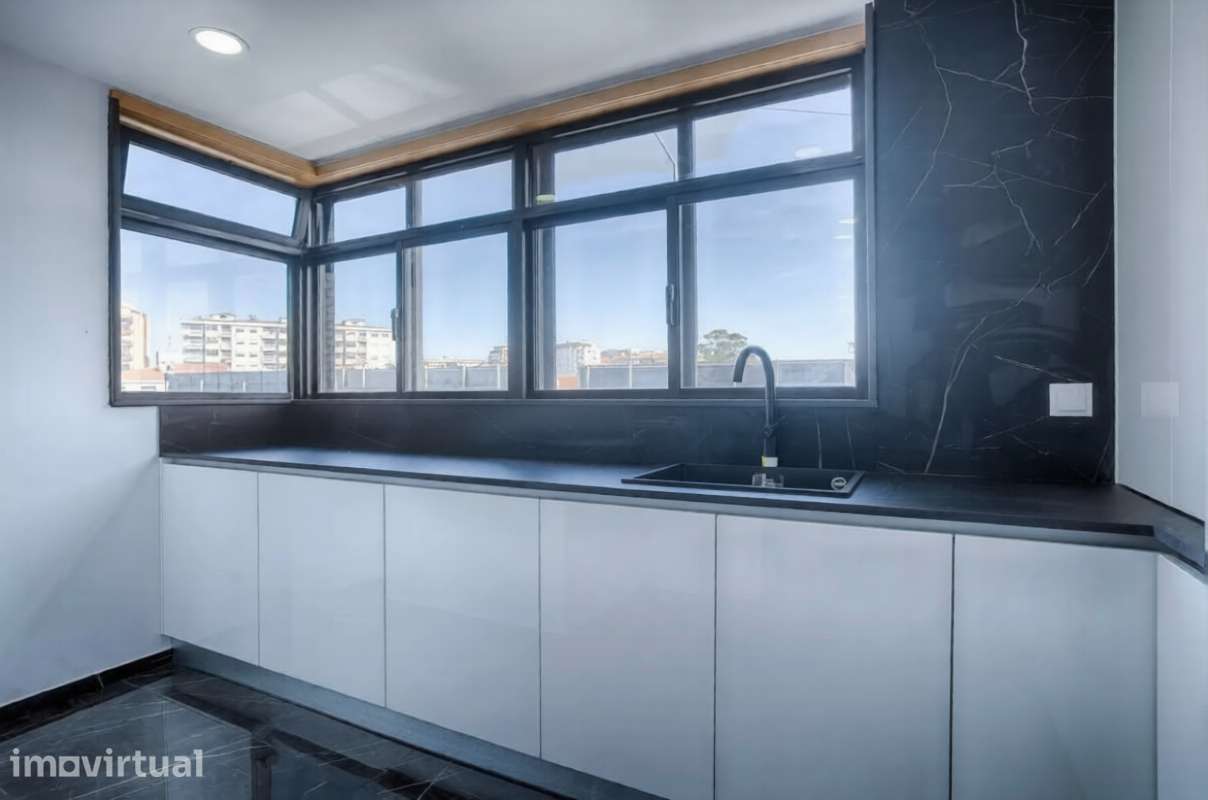 T2 Renovado Excelente Luminosidade, Varandas e Acabamentos Modernos - Grande imagem: 2/23