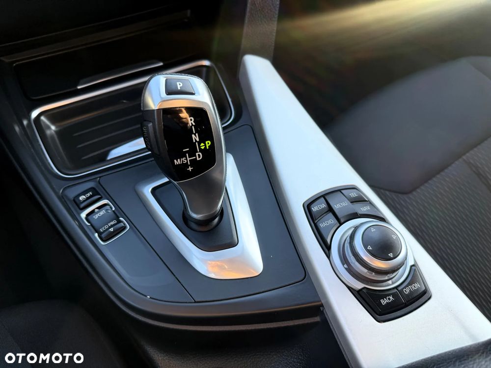 BMW Seria 3 318d DPF Touring - 10