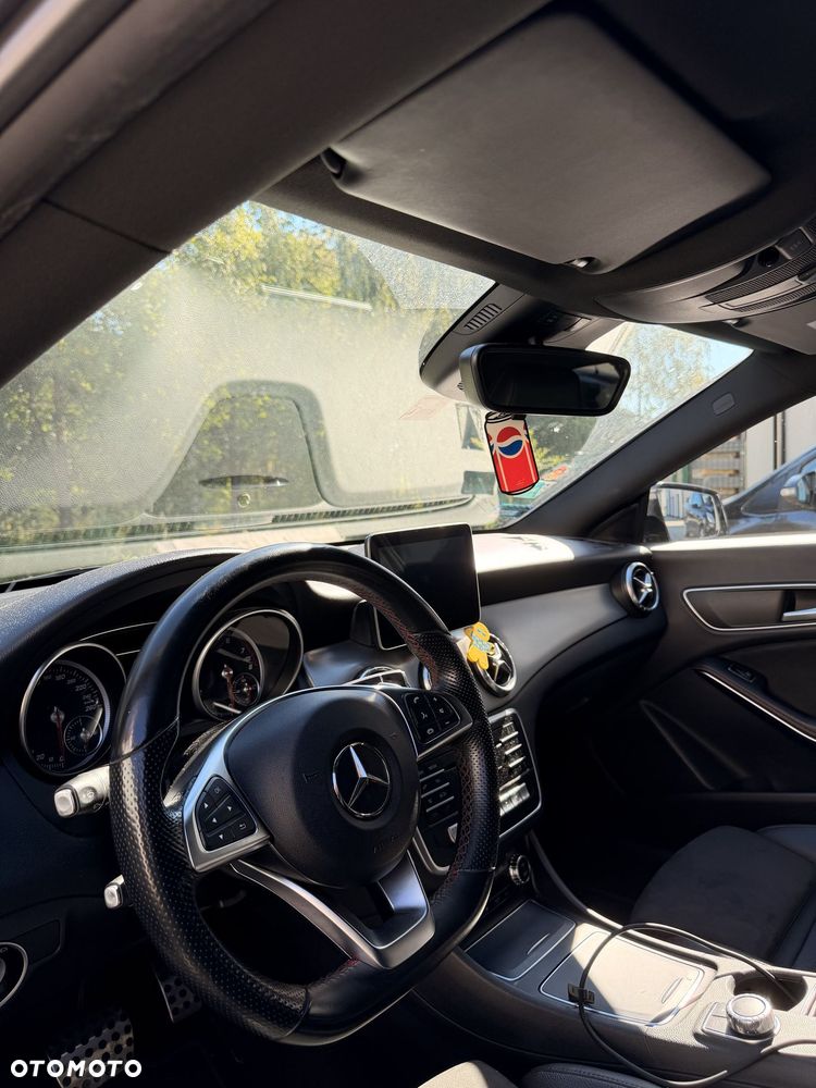 Mercedes-Benz CLA 220 4-Matic AMG Line - 11