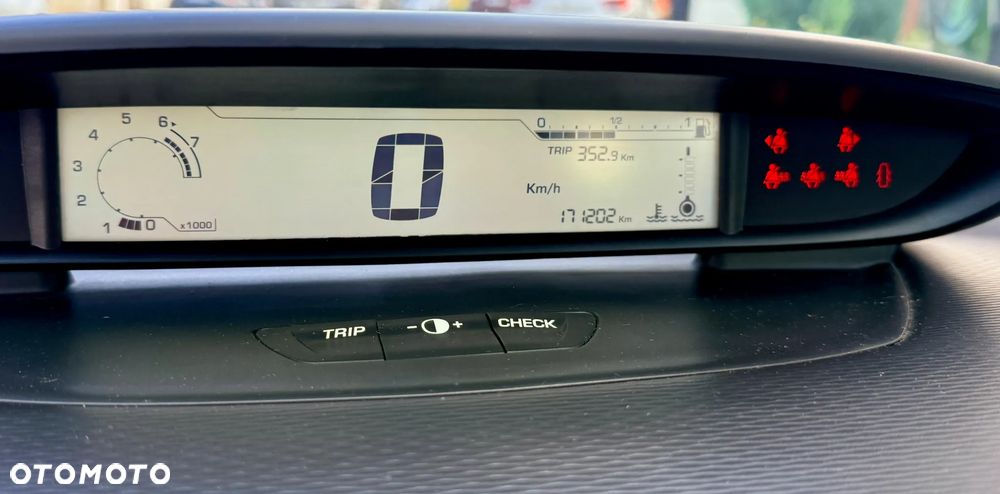 Citroën C4 1.4 16V X - 6