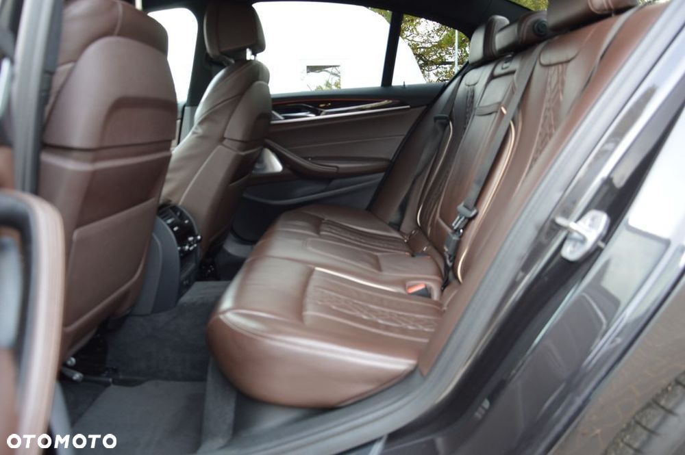 BMW Seria 5 M550i xDrive sport - 11