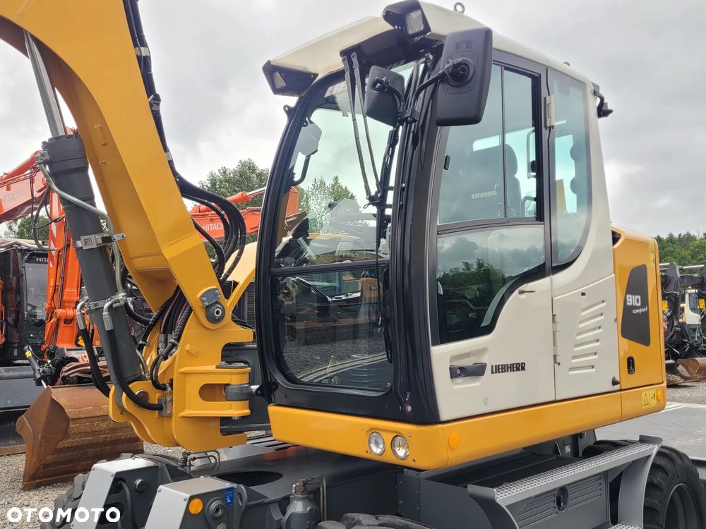 Liebherr A910 compact / 3 łyżki + widły / 2018rok / 2 x pług / - 11
