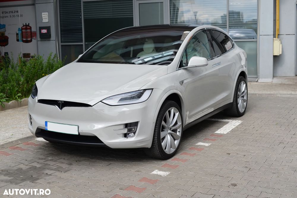Tesla Model X - 3