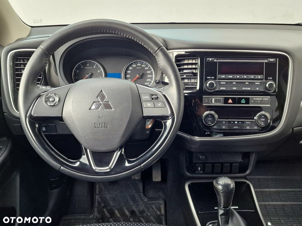 Mitsubishi Outlander 2.0 Invite + 2WD - 12