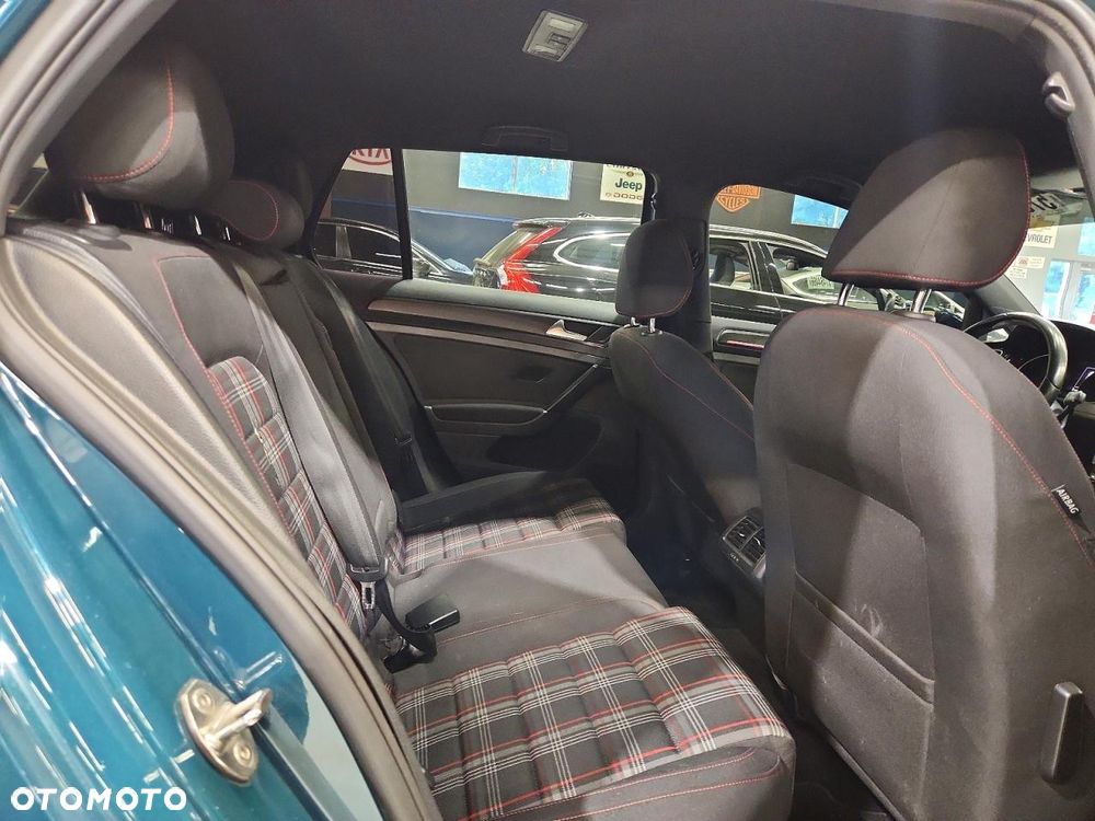 Volkswagen Golf - 10