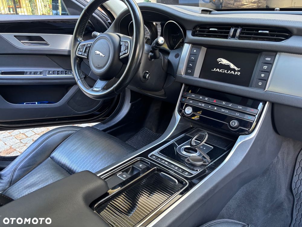 Jaguar XF - 10