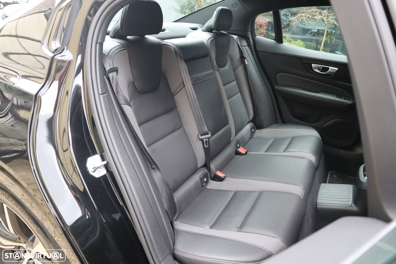 Volvo S60 2.0 T8 PHEV R-Design AWD - 28