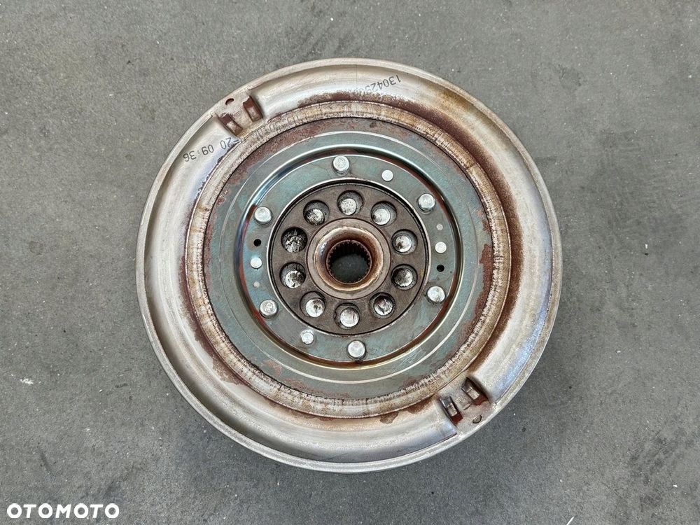 KOŁO DWUMASOWE AUDI 0B5105317K S-TRONIC 0B5 - 1
