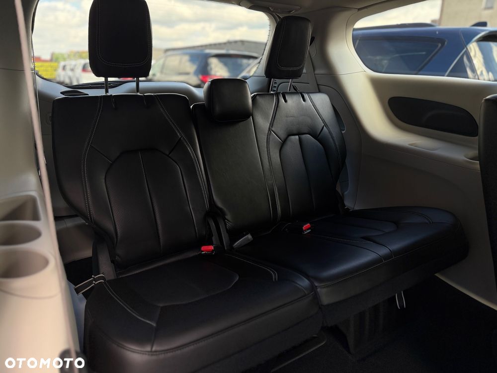 Chrysler Pacifica - 21
