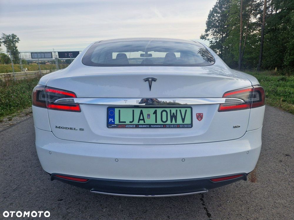 Tesla Model S - 4