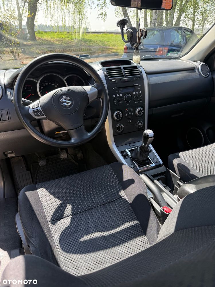 Suzuki Grand Vitara 2.0 Comfort + - 10