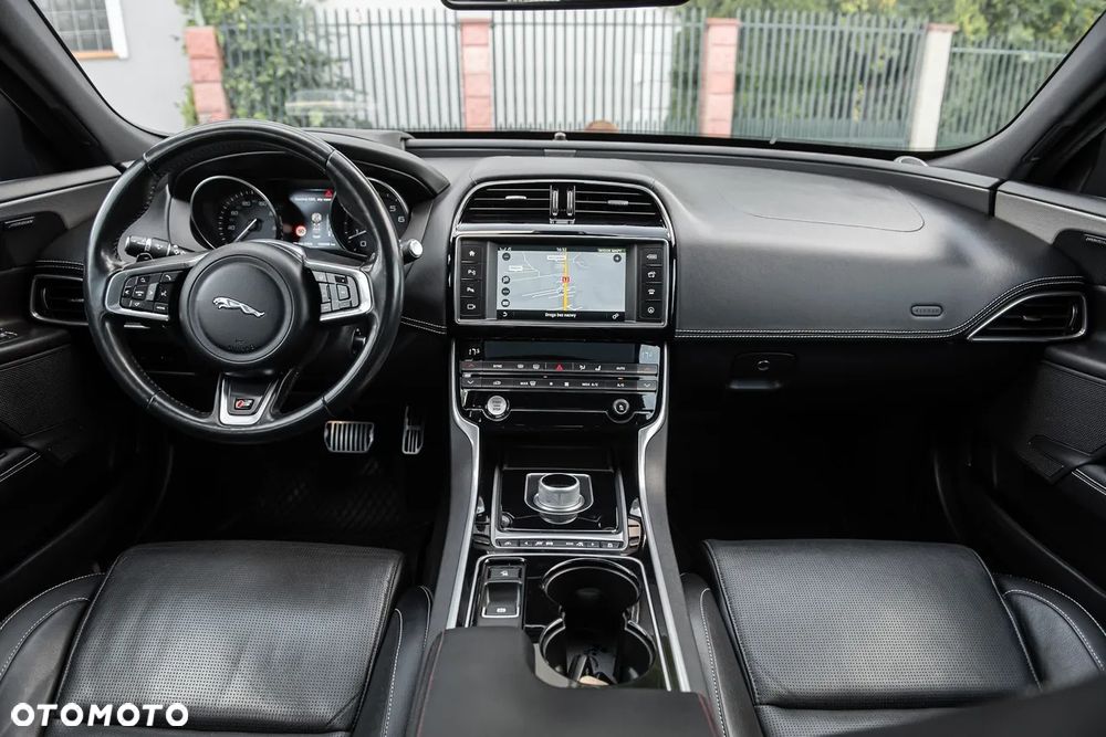 Jaguar XE - 31
