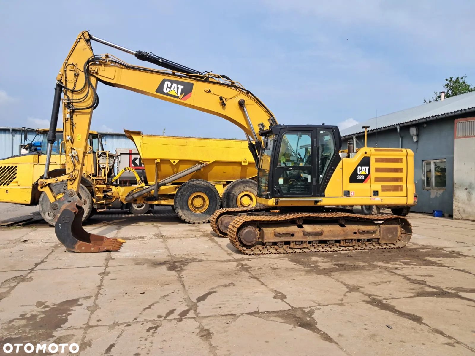 Caterpillar 323 - 1