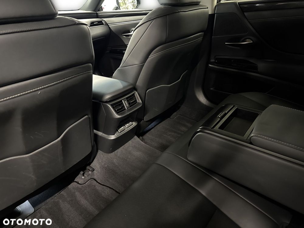 Lexus ES 300h Business Edition - 11