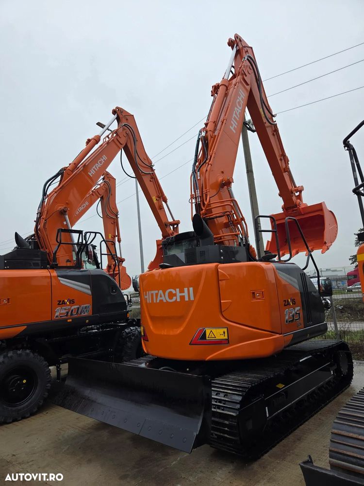Hitachi ZX135-7, NOU, 2025, COMPACT-rotire gabarit senile, LAMA NIVELARE, Adancime sapaare 6m, Inst picon, camera spate, camere laterale, Consum 6l/h, Masa operationala 16t, Cupa 1,2m latime, Ridica 9t, latime 2,49m, leasing 5 ani ,PROMOTIE 133.900 Eur+Tva - 25