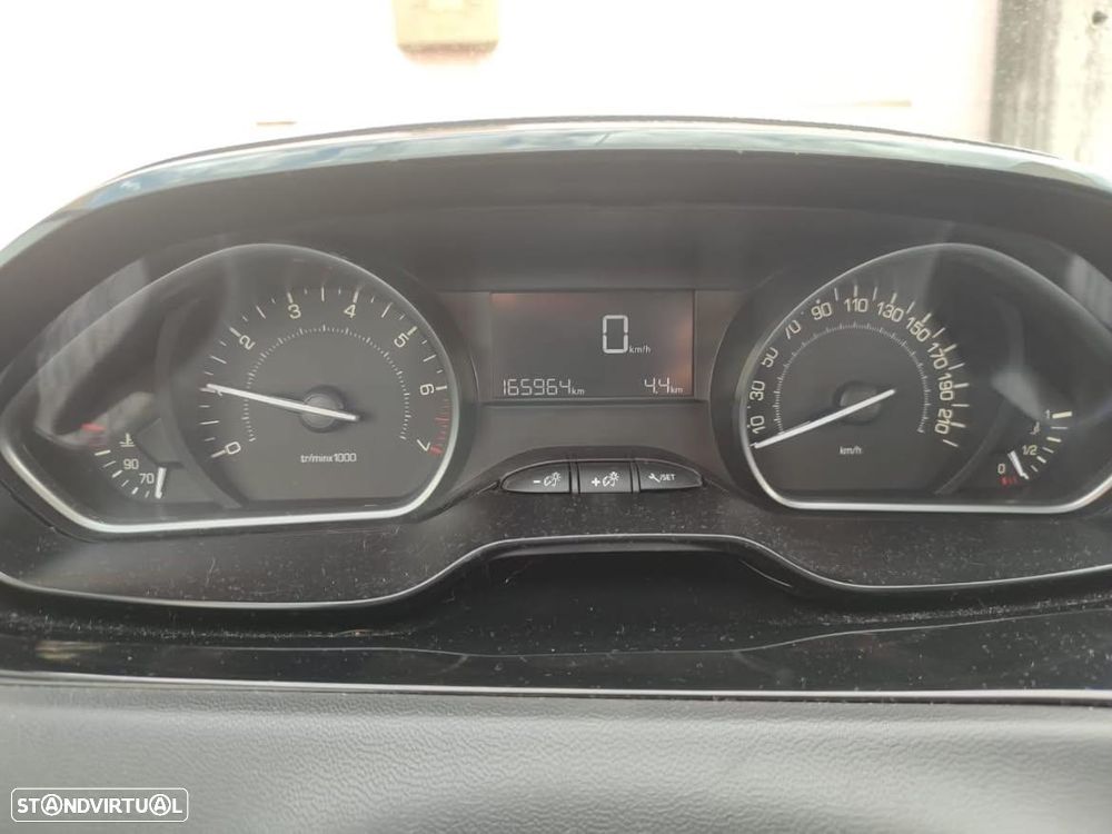 Peugeot 208 - 5