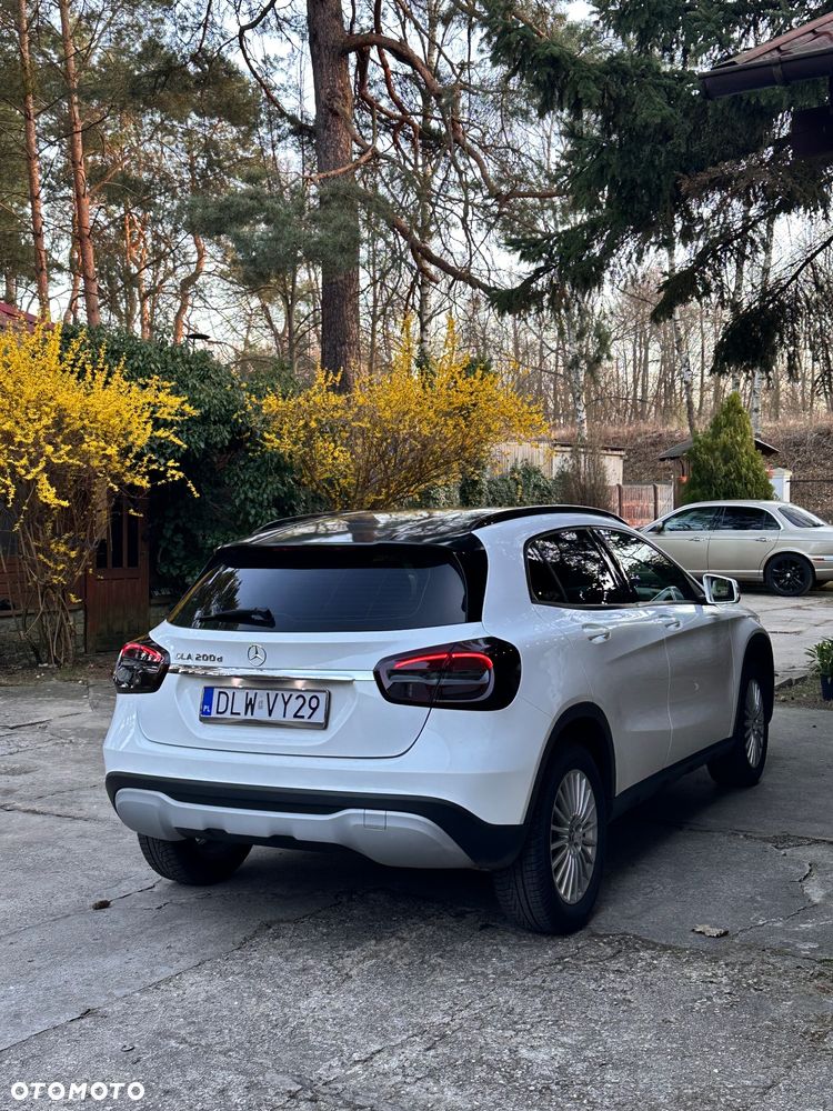 Mercedes-Benz GLA 200 d 7G-DCT - 4